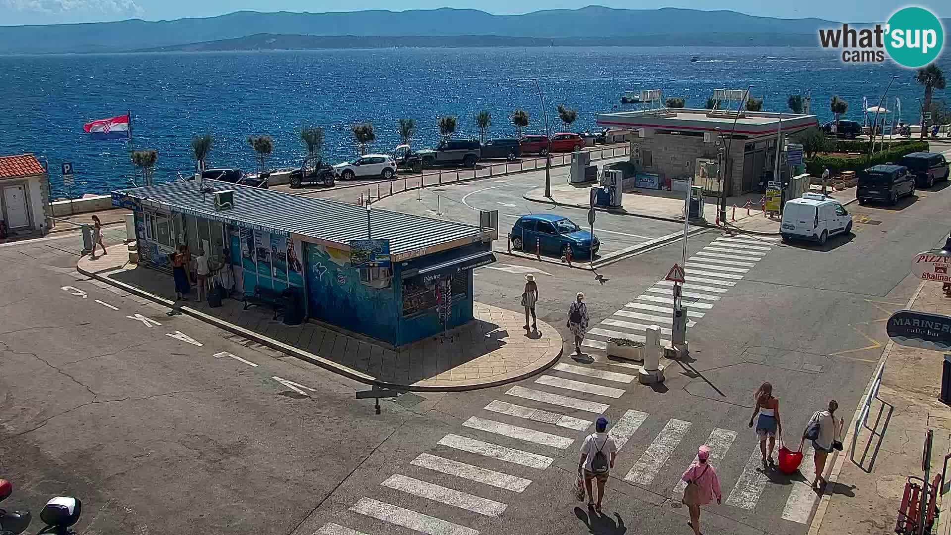 Spletna kamera Bol – Center mesta in marina v živo