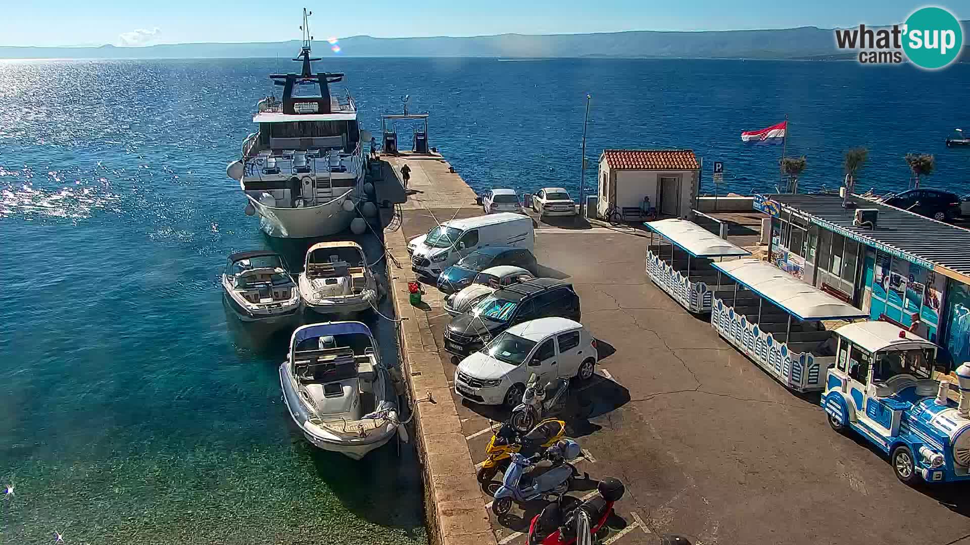 Spletna kamera Bol – Center mesta in marina v živo