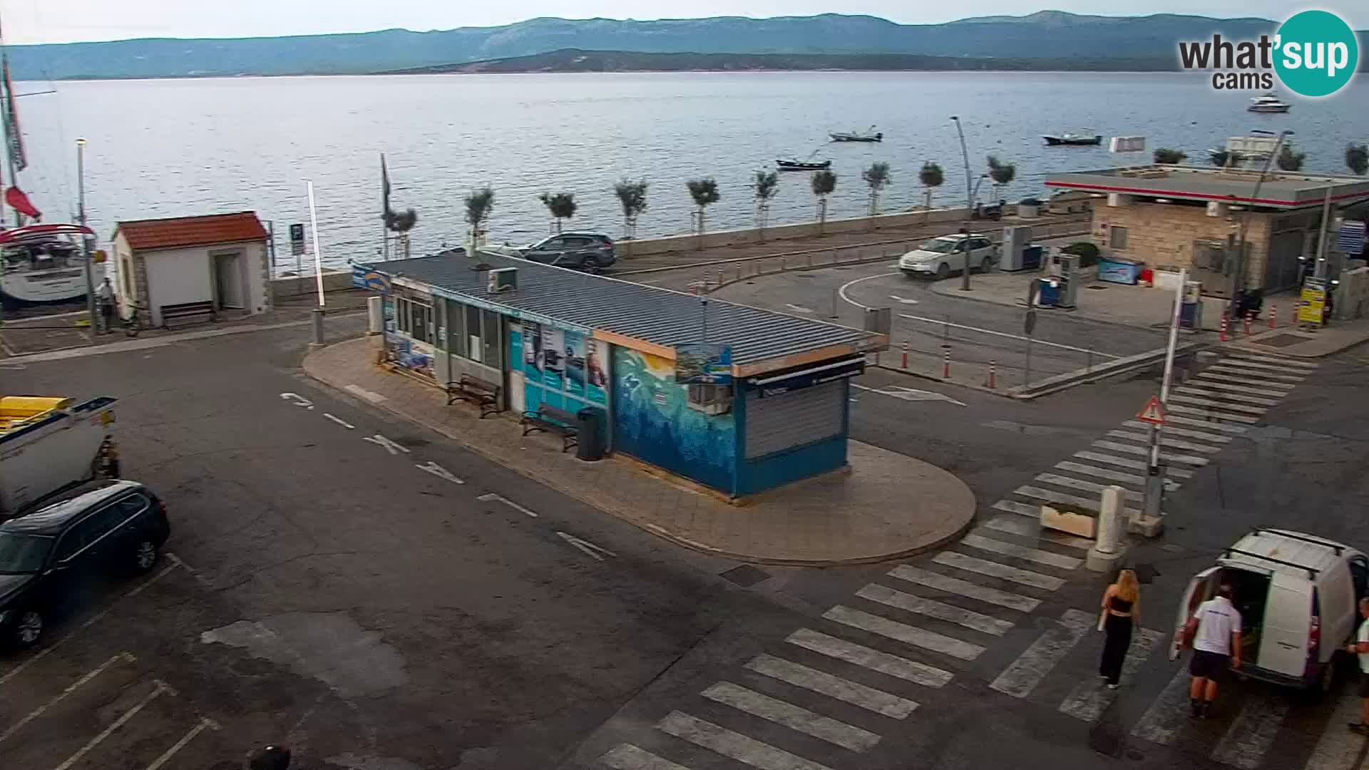 Spletna kamera Bol – Center mesta in marina v živo