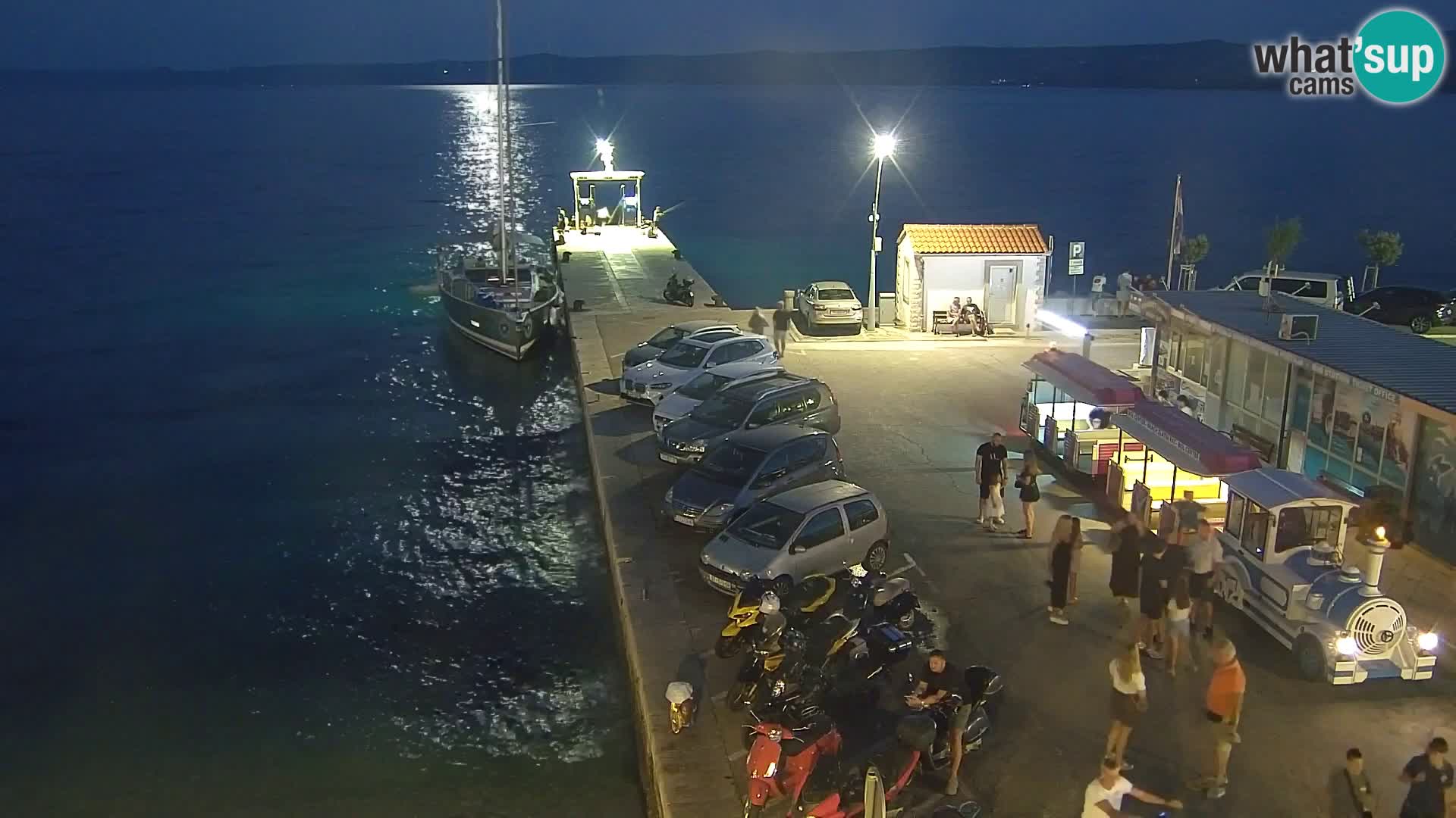 Web kamera Bol – Centar mjesta i marina | Pogled uživo