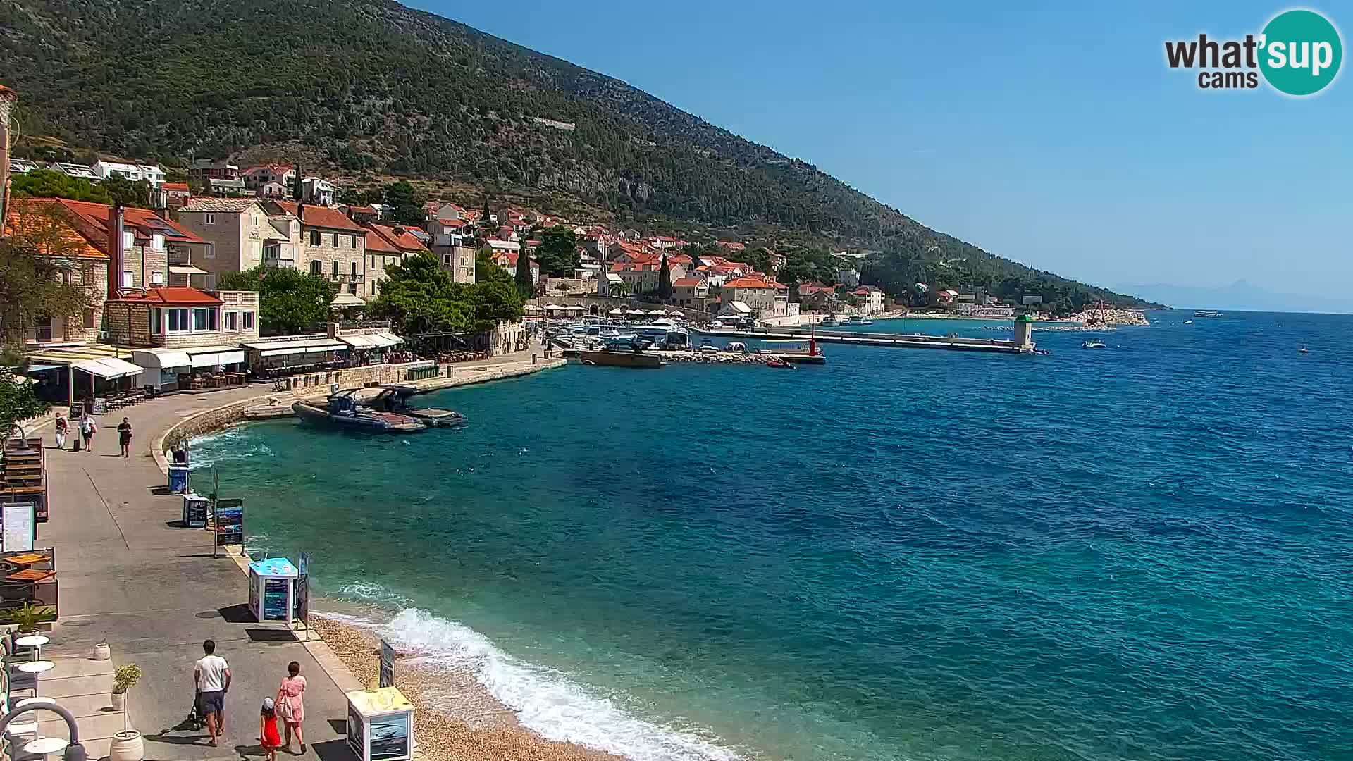 Spletna kamera Bol – Center mesta in marina v živo