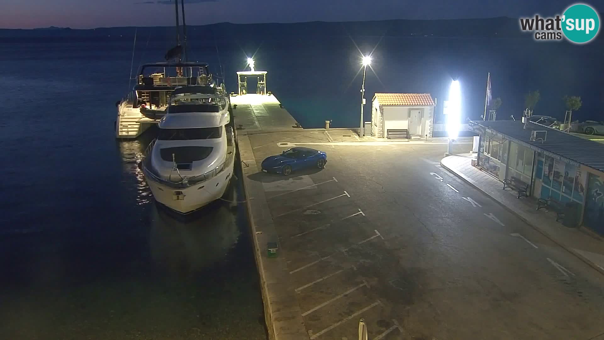 Web kamera Bol – Centar mjesta i marina | Pogled uživo