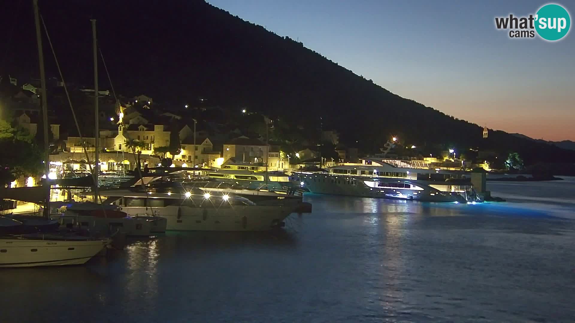 Spletna kamera Bol – Center mesta in marina v živo