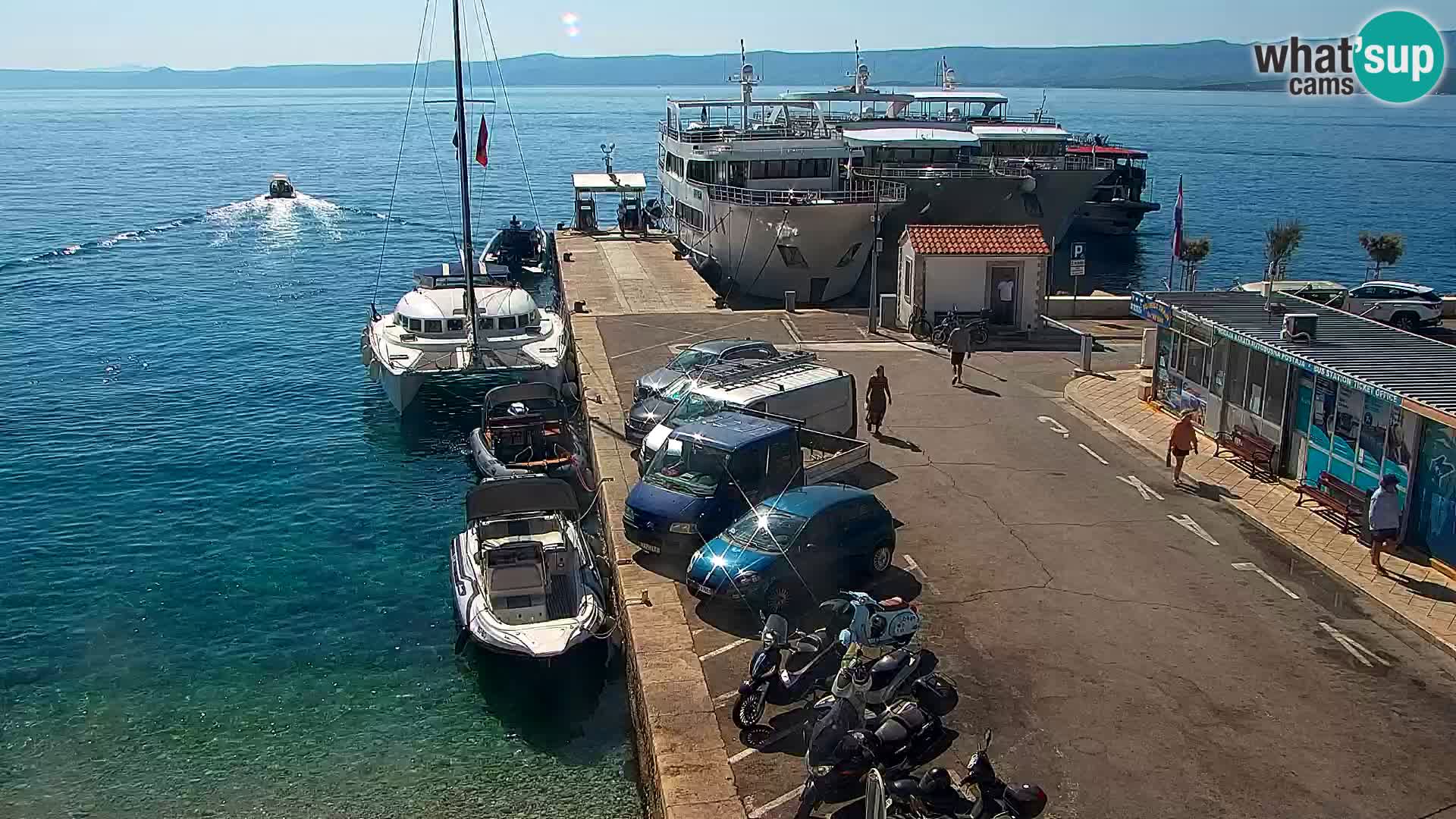 Web kamera Bol – Centar mjesta i marina | Pogled uživo