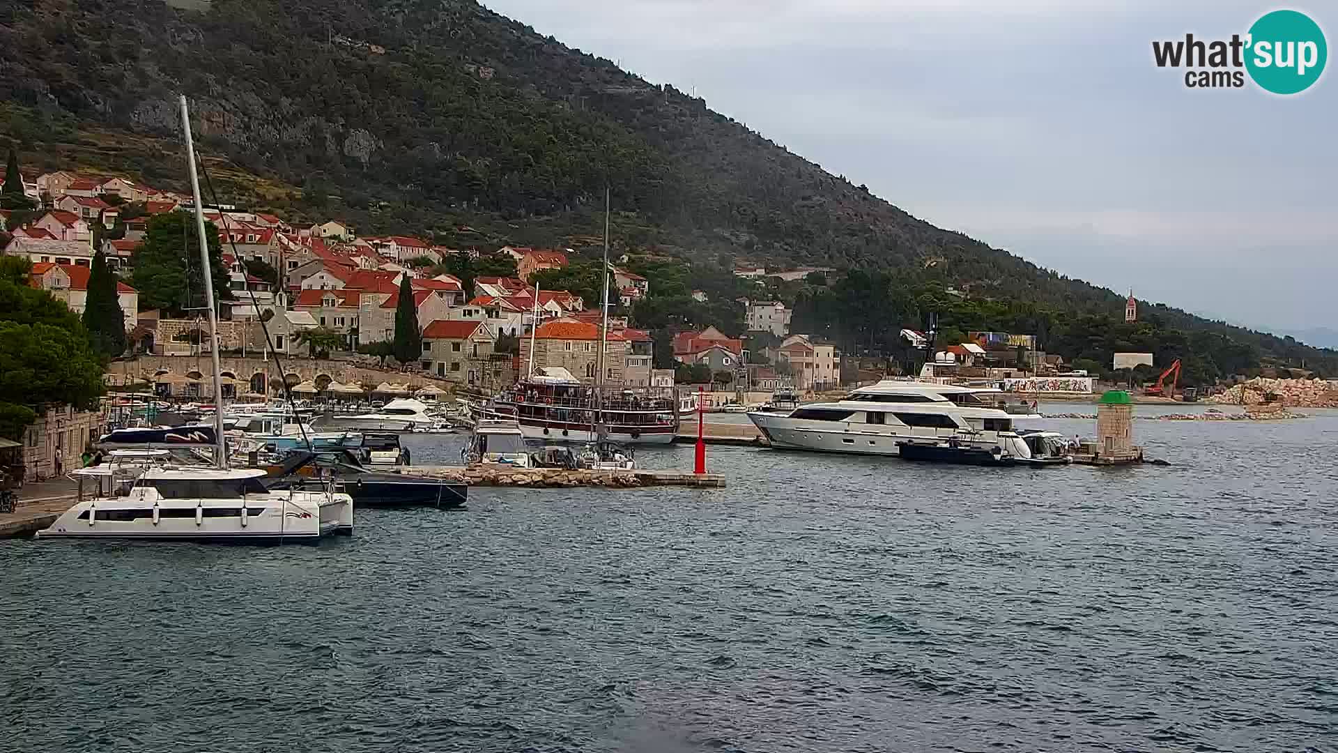 Web kamera Bol – Centar mjesta i marina | Pogled uživo