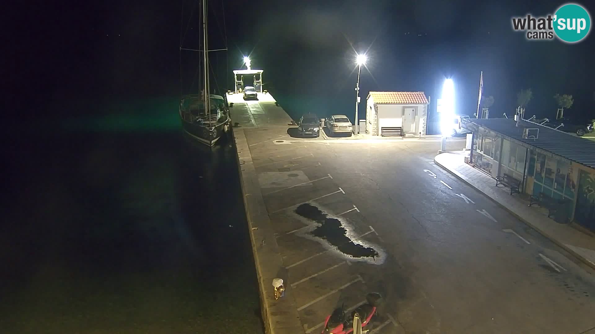Spletna kamera Bol – Center mesta in marina v živo
