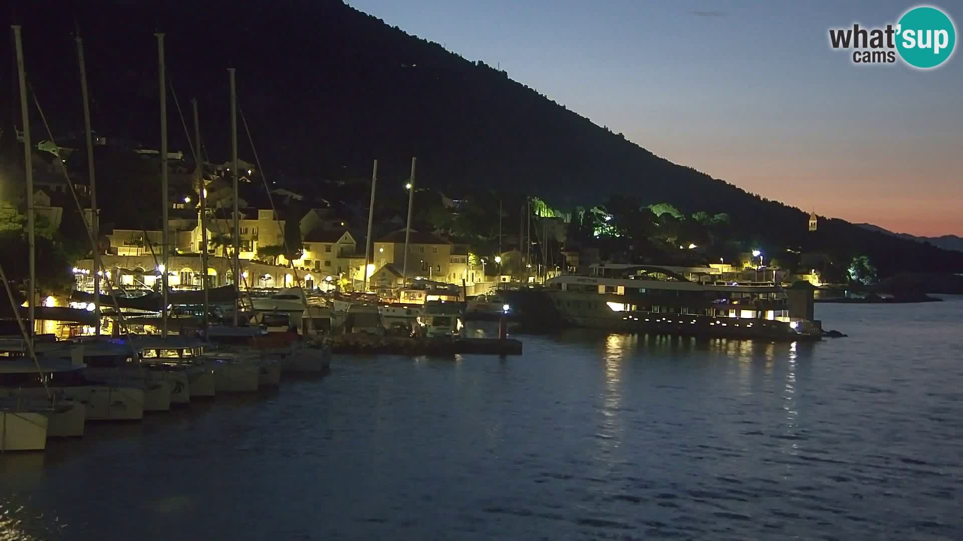 Webcam Bol Centro e Marina – Vista live dal porto di Bol