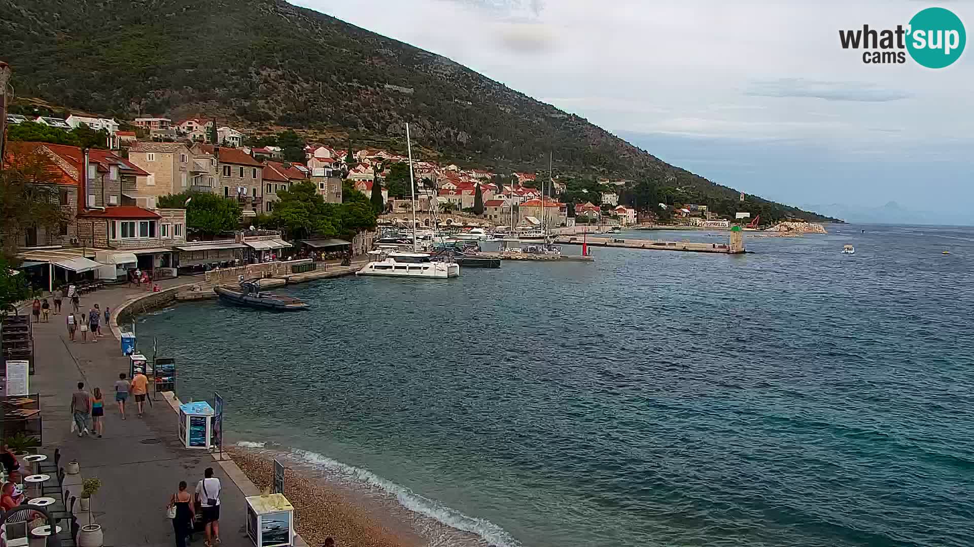 Spletna kamera Bol – Center mesta in marina v živo
