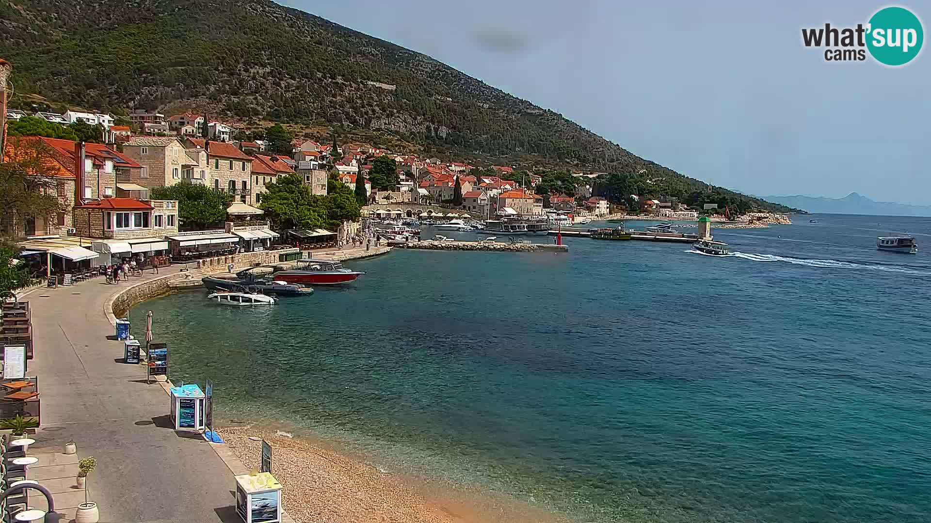 Spletna kamera Bol – Center mesta in marina v živo