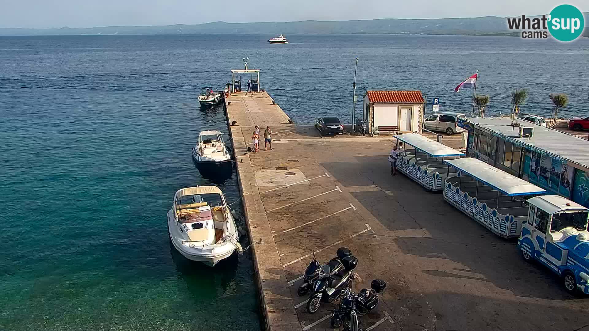 Web kamera Bol – Centar mjesta i marina | Pogled uživo