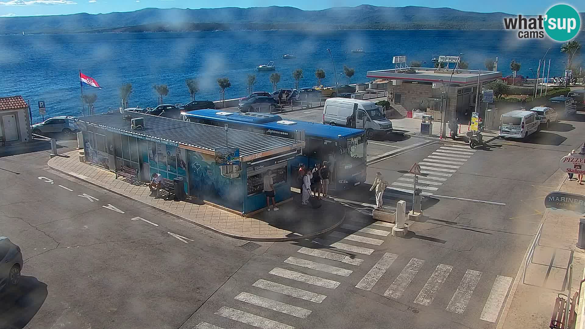 Spletna kamera Bol – Center mesta in marina v živo