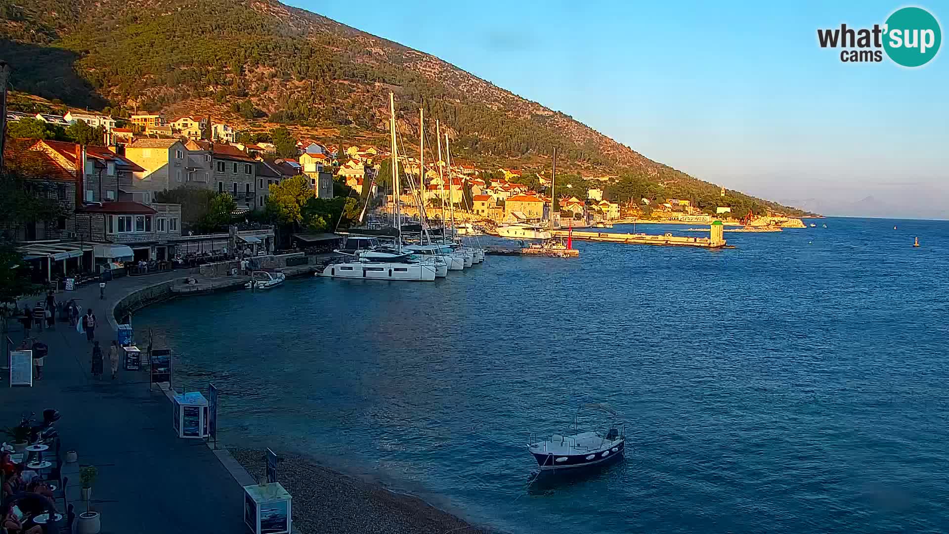 Spletna kamera Bol – Center mesta in marina v živo