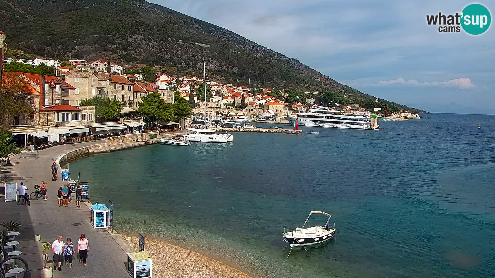 Spletna kamera Bol – Center mesta in marina v živo