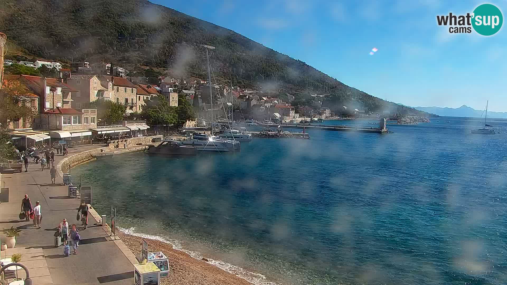 Spletna kamera Bol – Center mesta in marina v živo