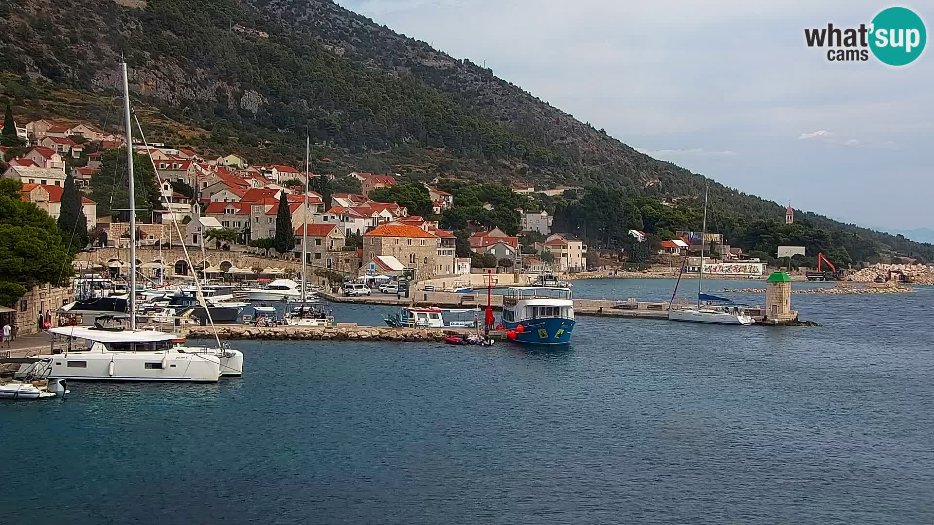 Web kamera Bol – Centar mjesta i marina | Pogled uživo
