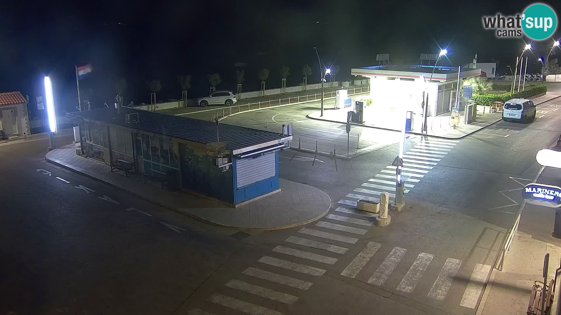 Spletna kamera Bol – Center mesta in marina v živo