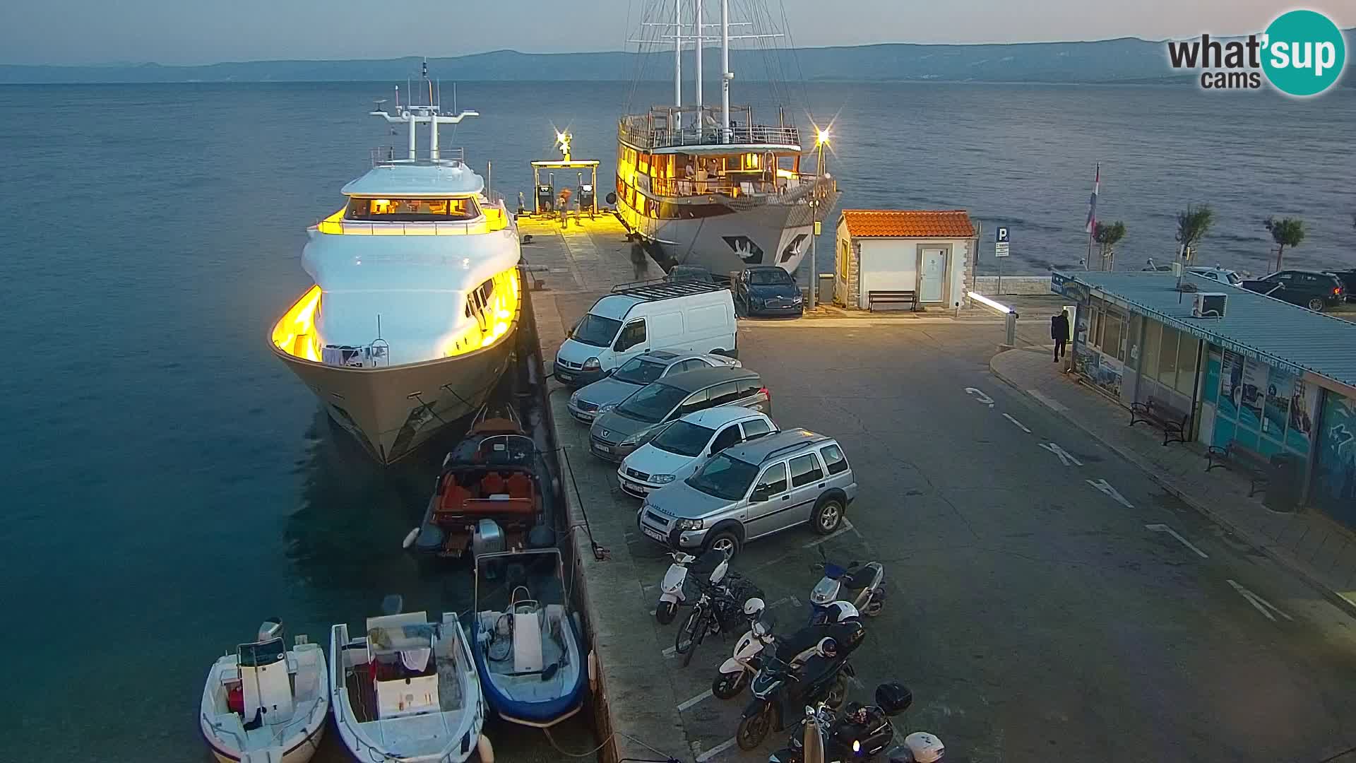 Web kamera Bol – Centar mjesta i marina | Pogled uživo