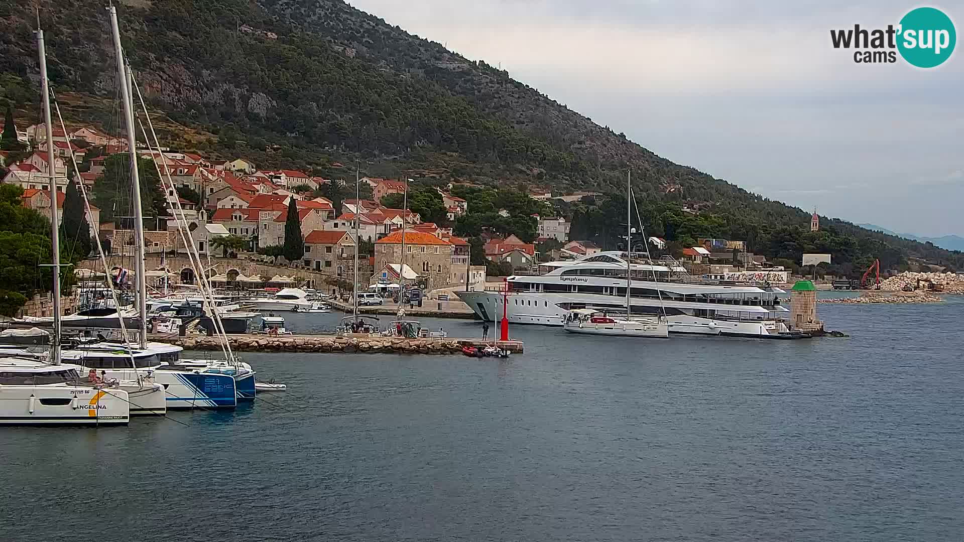 Spletna kamera Bol – Center mesta in marina v živo