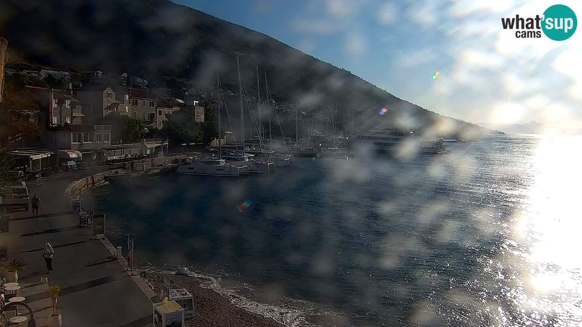 Spletna kamera Bol – Center mesta in marina v živo