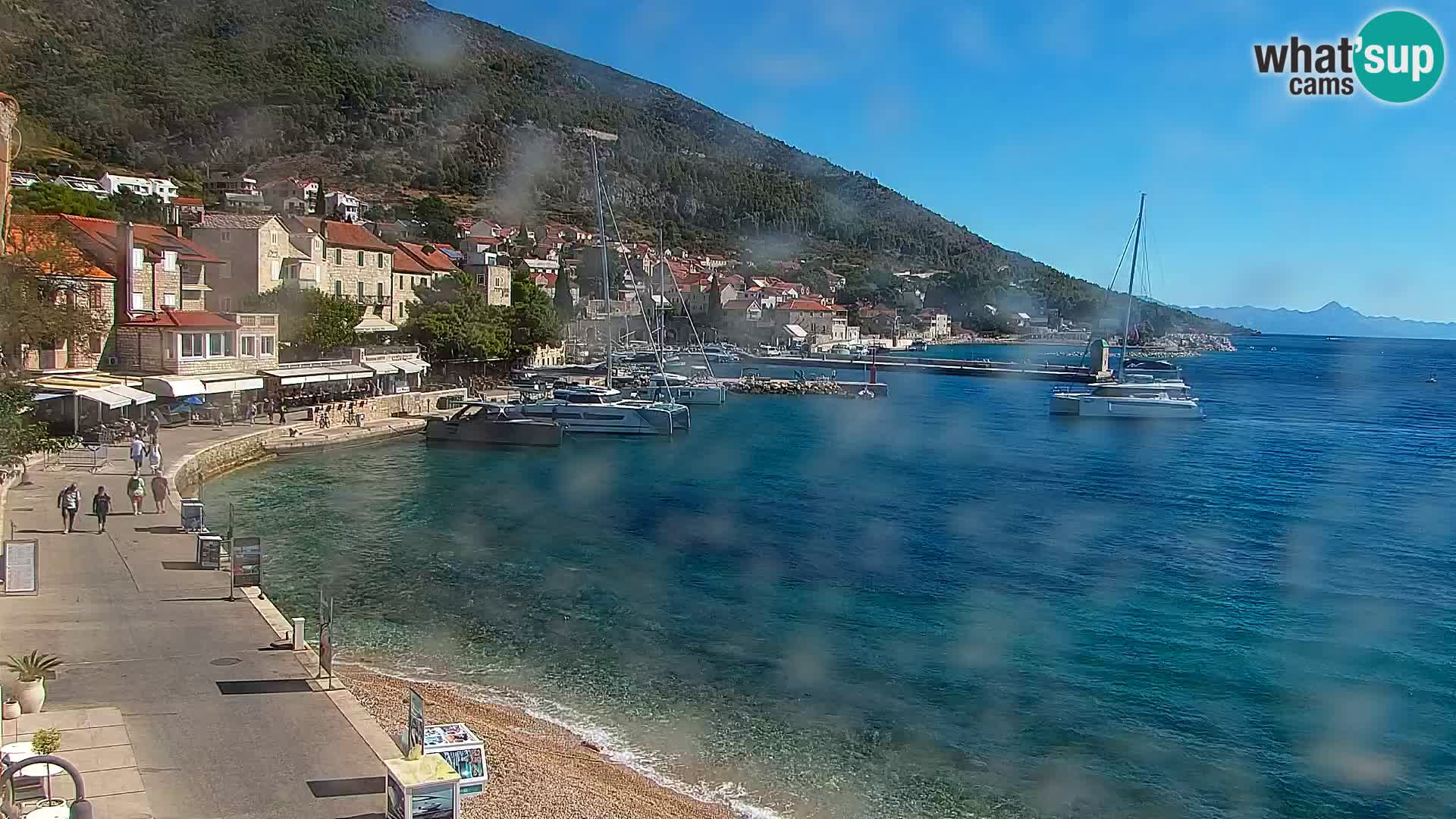 Spletna kamera Bol – Center mesta in marina v živo