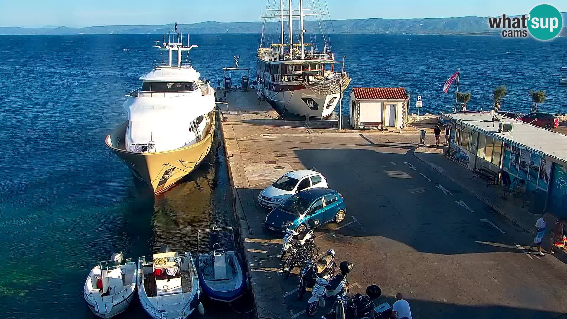 Spletna kamera Bol – Center mesta in marina v živo