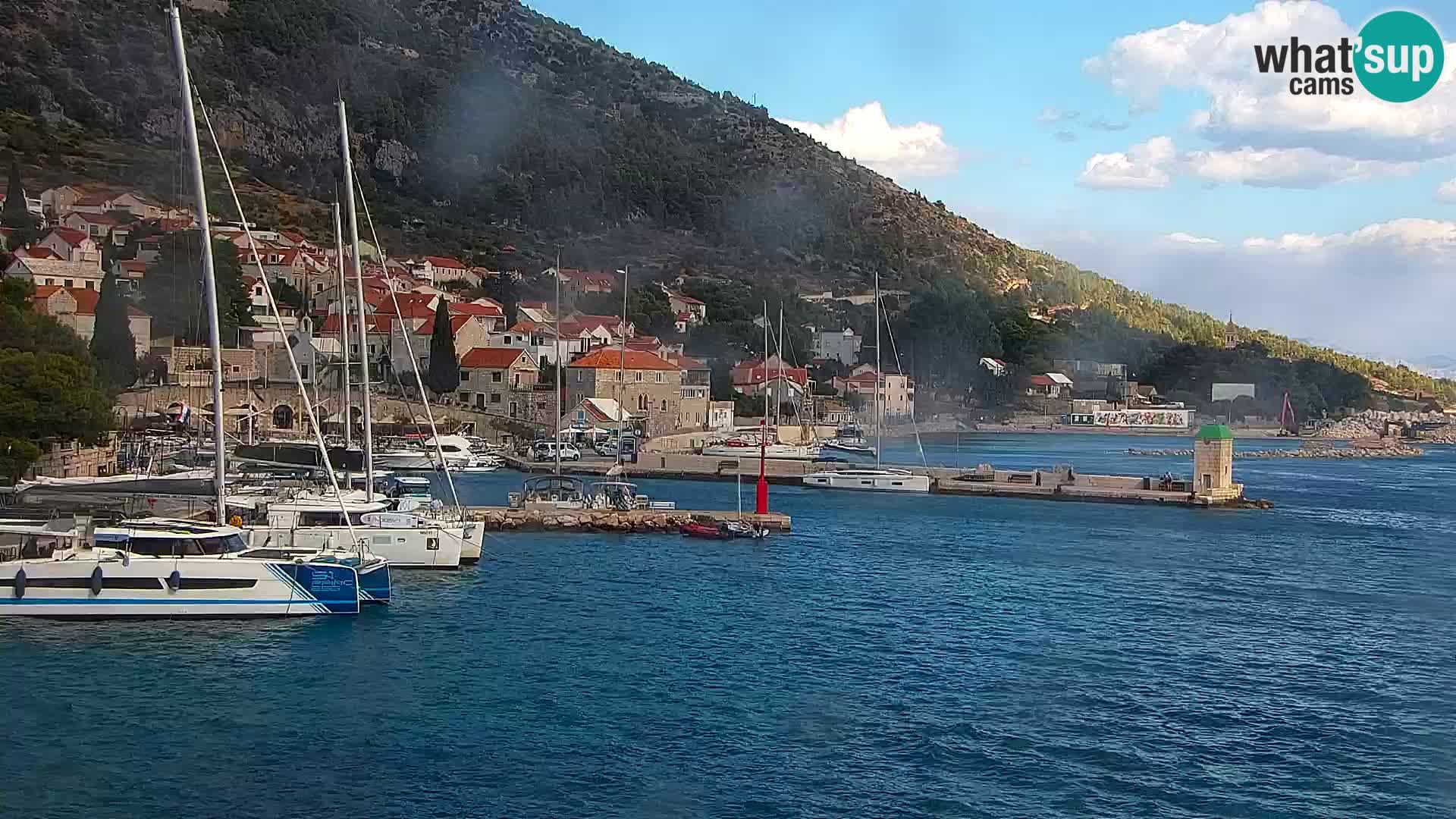 Web kamera Bol – Centar mjesta i marina | Pogled uživo