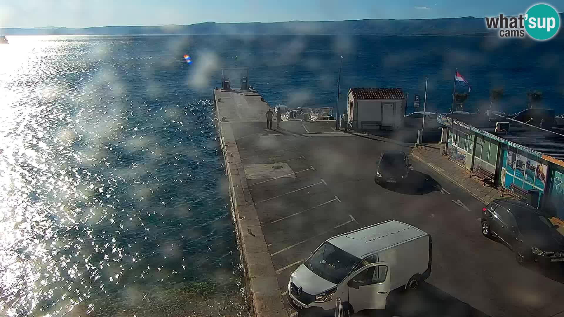 Web kamera Bol – Centar mjesta i marina | Pogled uživo