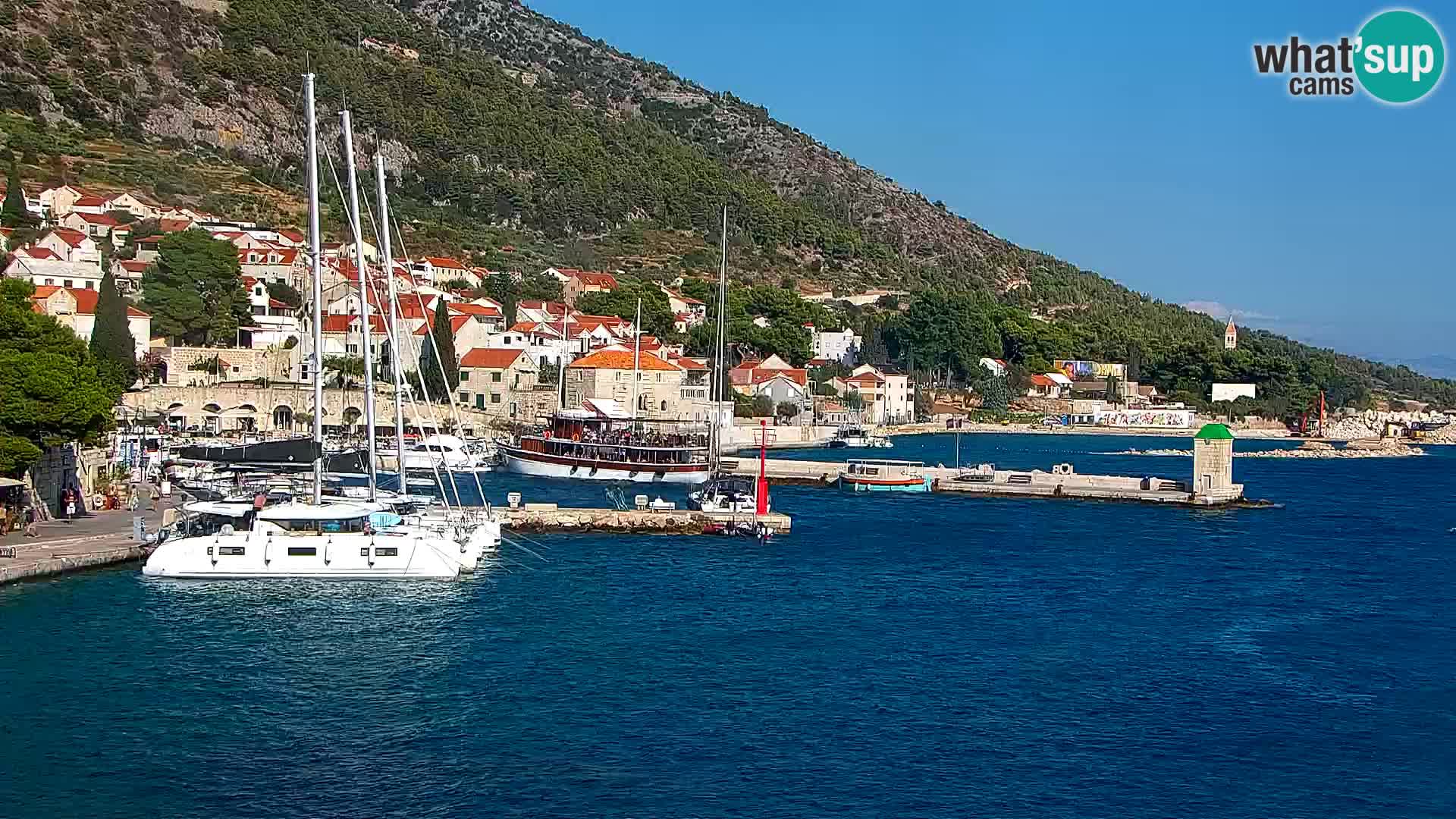 Web kamera Bol – Centar mjesta i marina | Pogled uživo