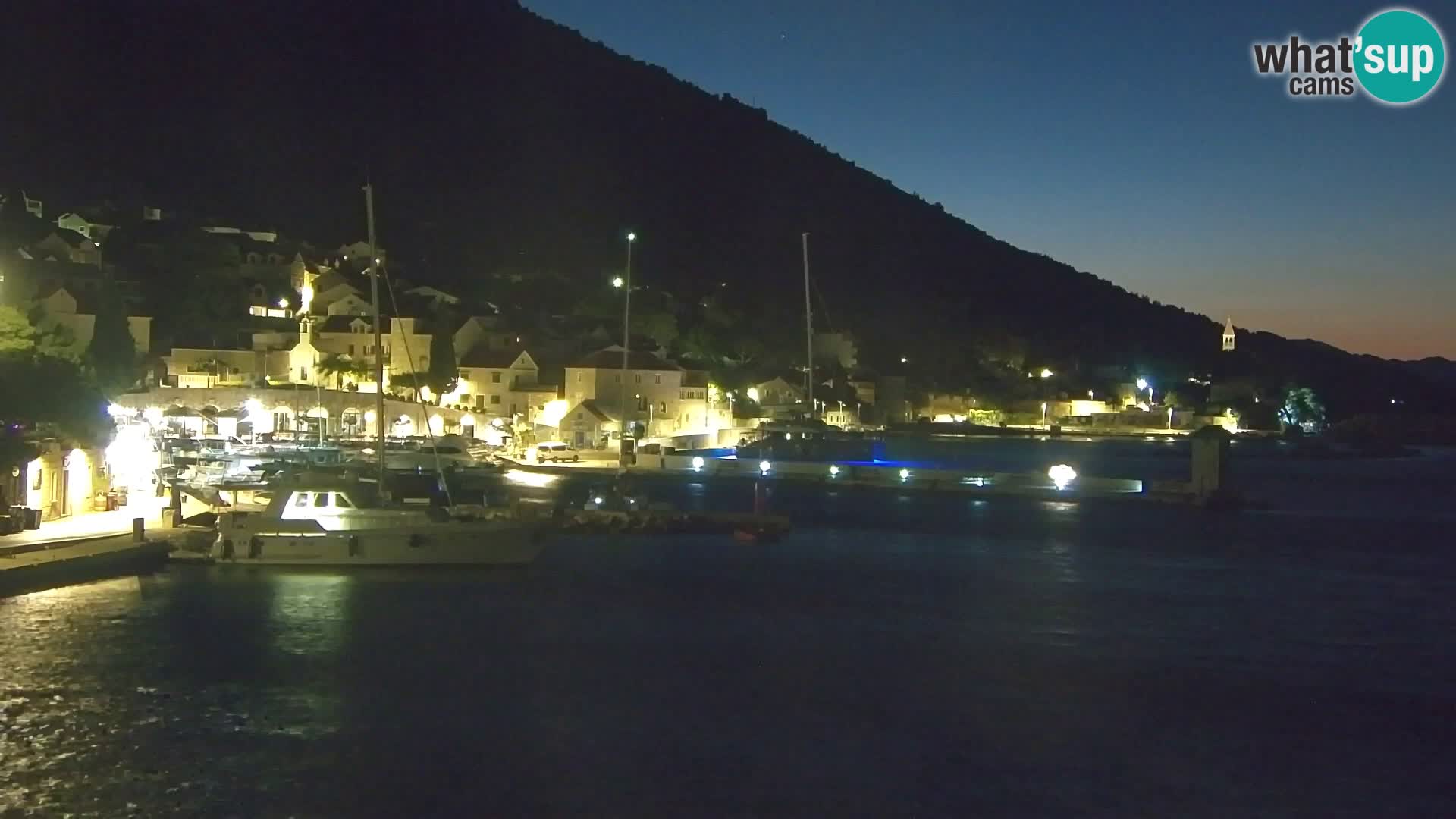 Spletna kamera Bol – Center mesta in marina v živo