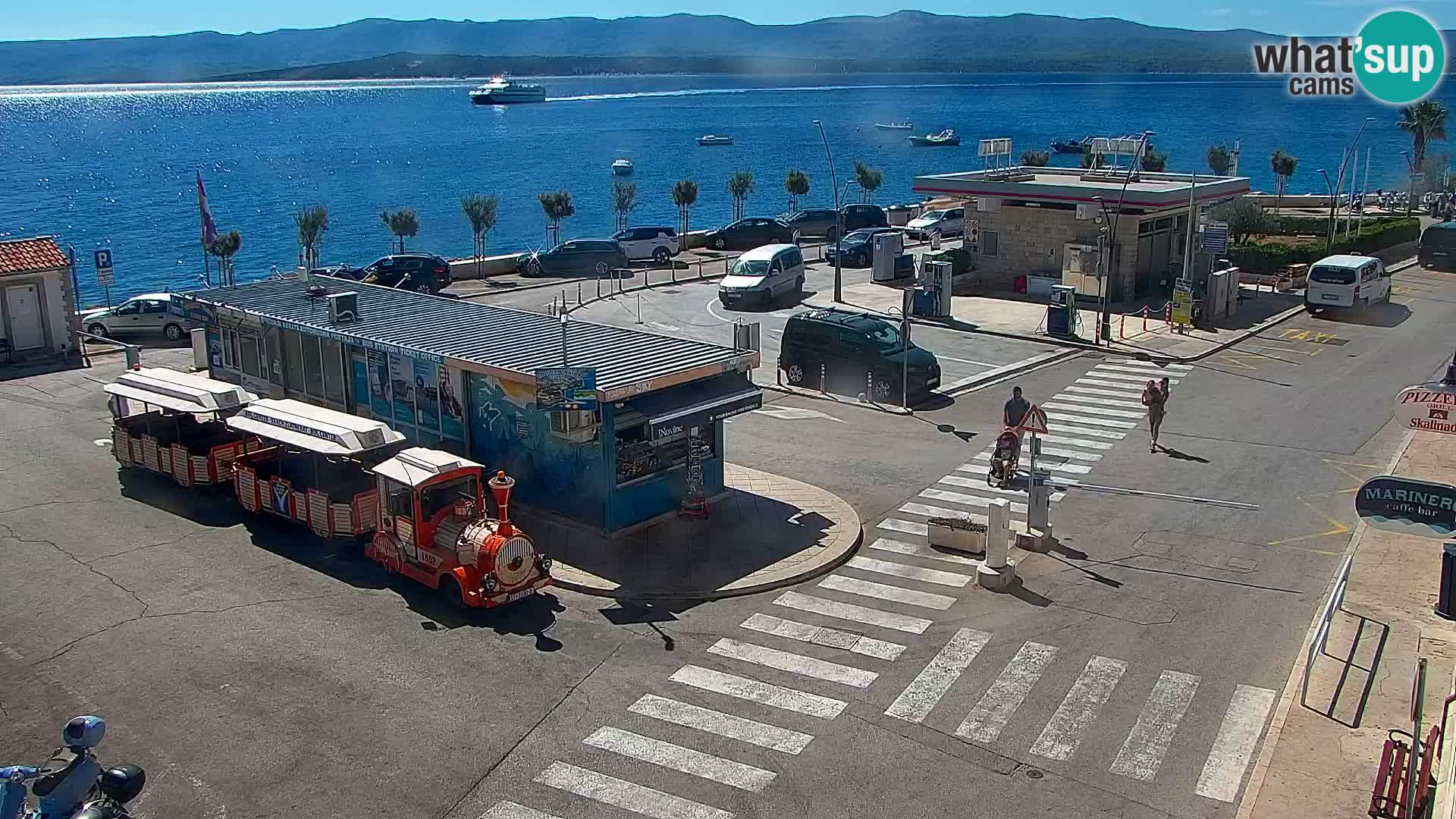Spletna kamera Bol – Center mesta in marina v živo