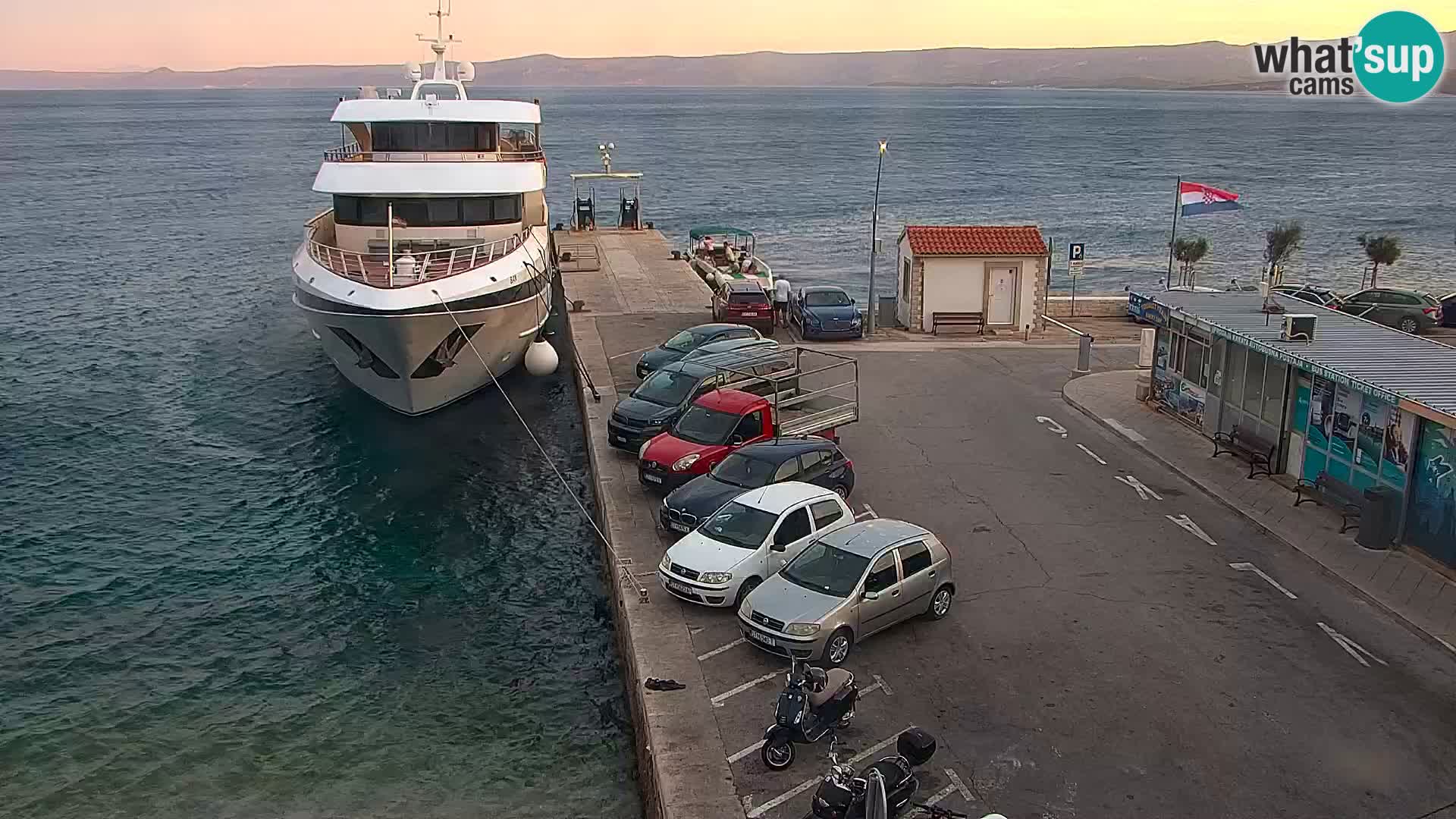 Web kamera Bol – Centar mjesta i marina | Pogled uživo