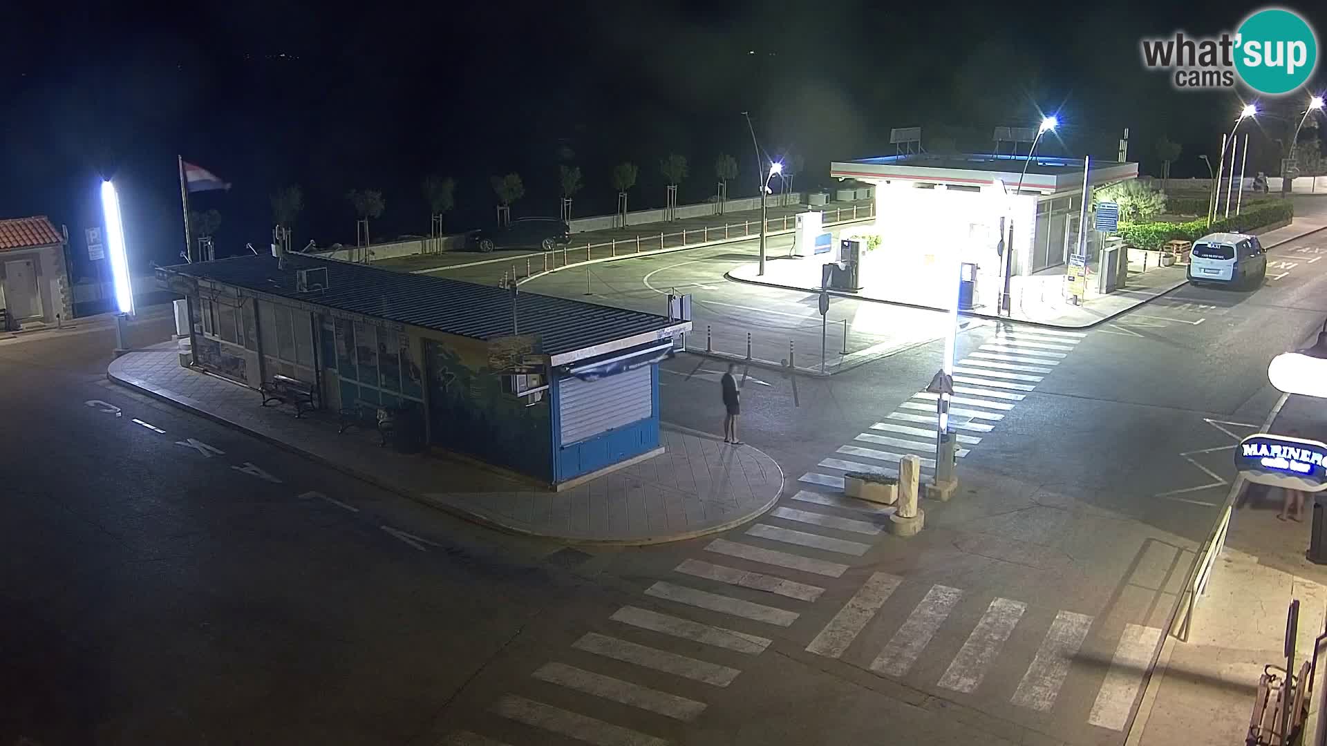 Spletna kamera Bol – Center mesta in marina v živo