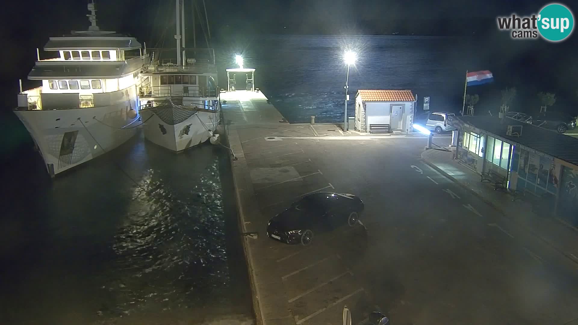 Spletna kamera Bol – Center mesta in marina v živo