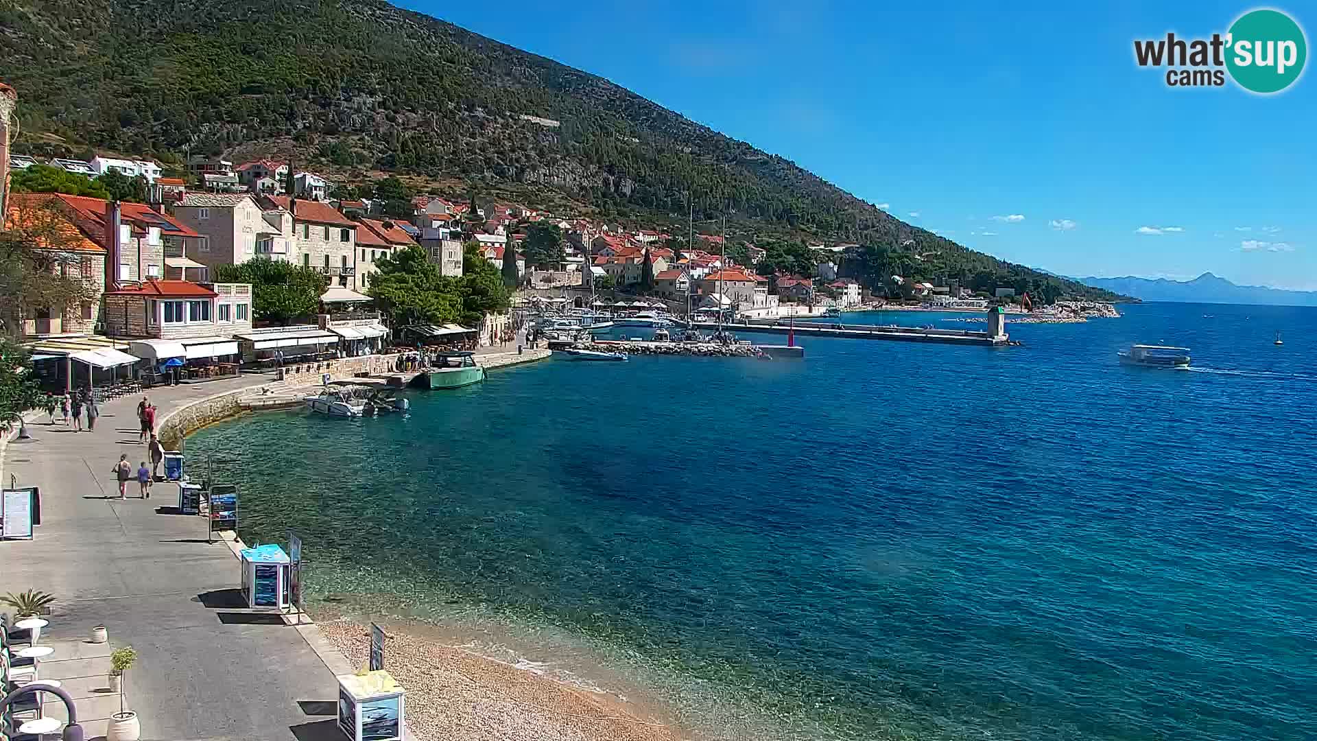 Spletna kamera Bol – Center mesta in marina v živo