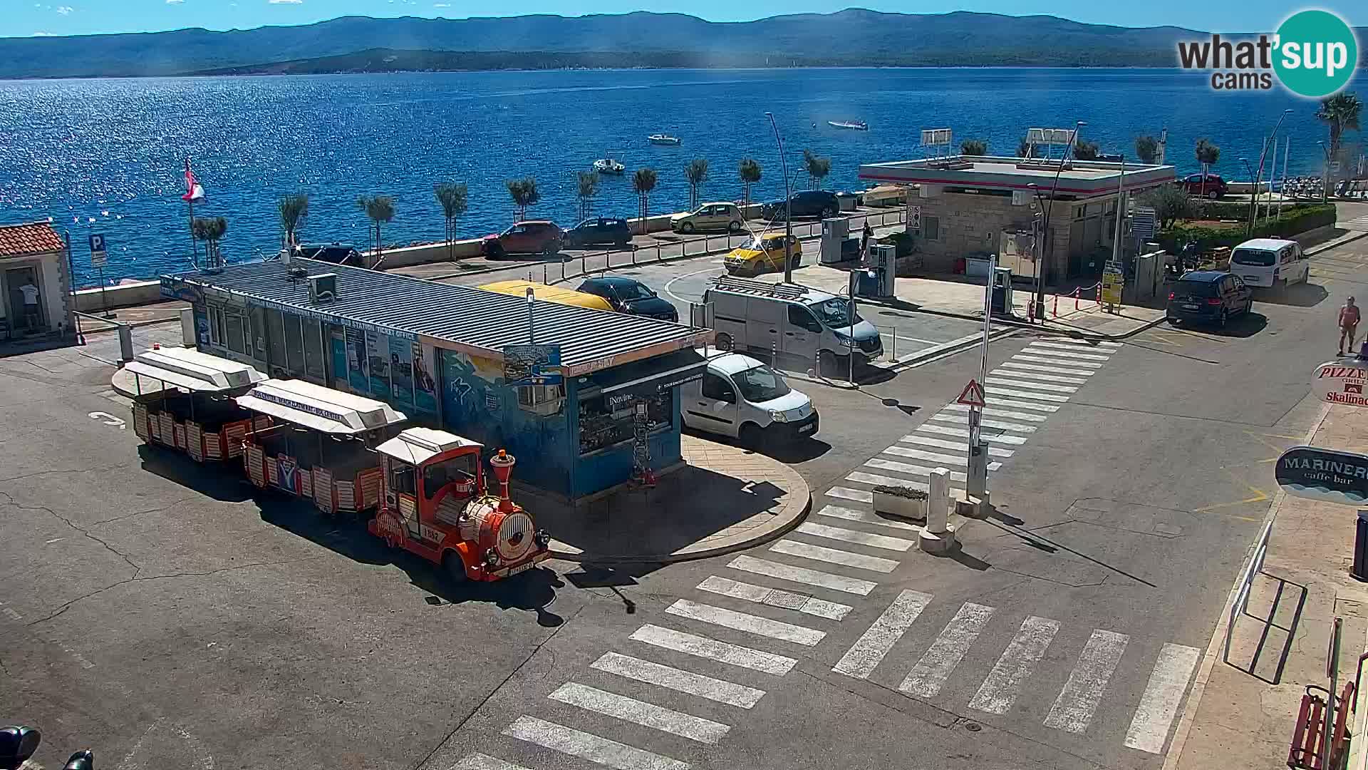 Spletna kamera Bol – Center mesta in marina v živo