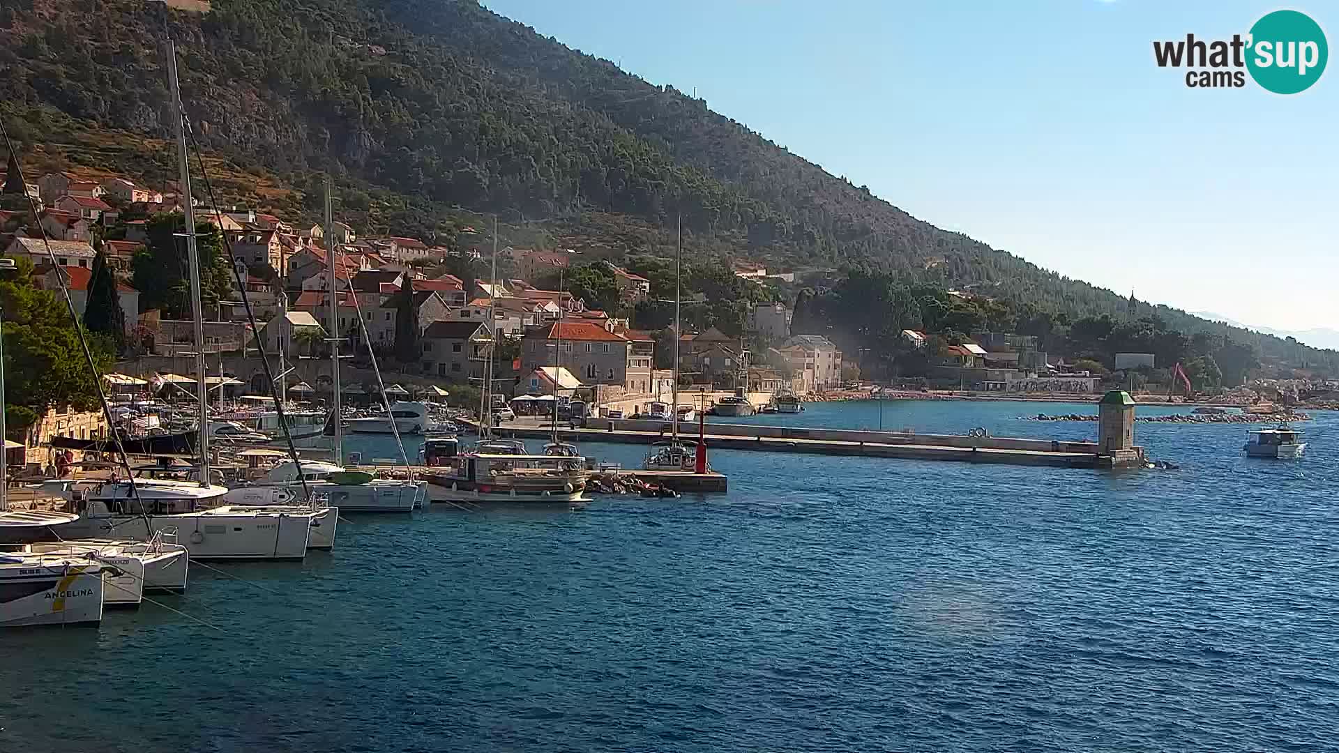 Web kamera Bol – Centar mjesta i marina | Pogled uživo