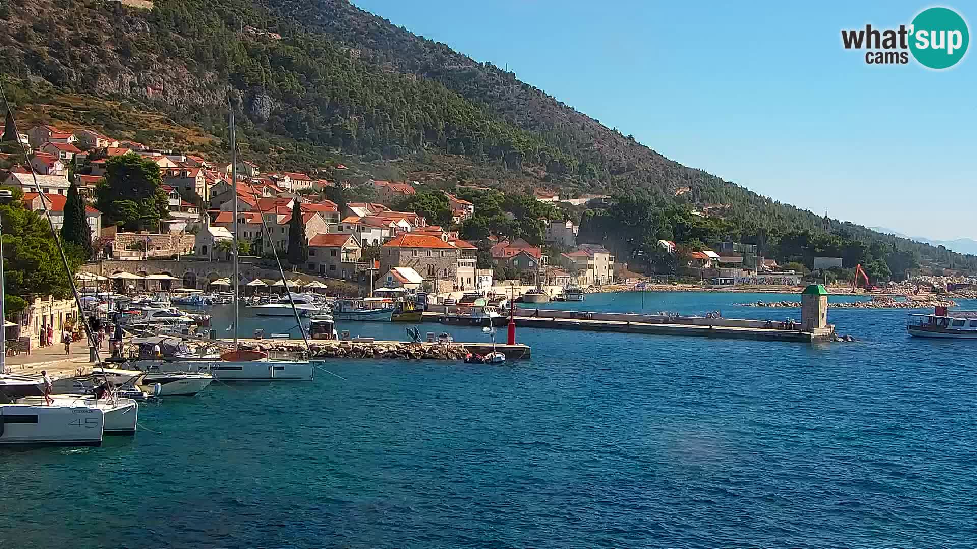 Spletna kamera Bol – Center mesta in marina v živo