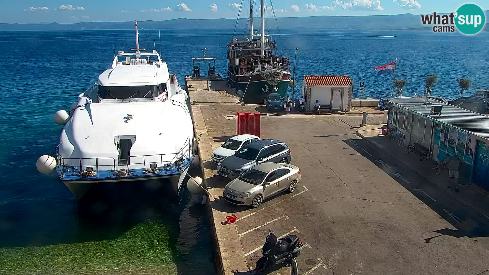 Web kamera Bol – Centar mjesta i marina | Pogled uživo