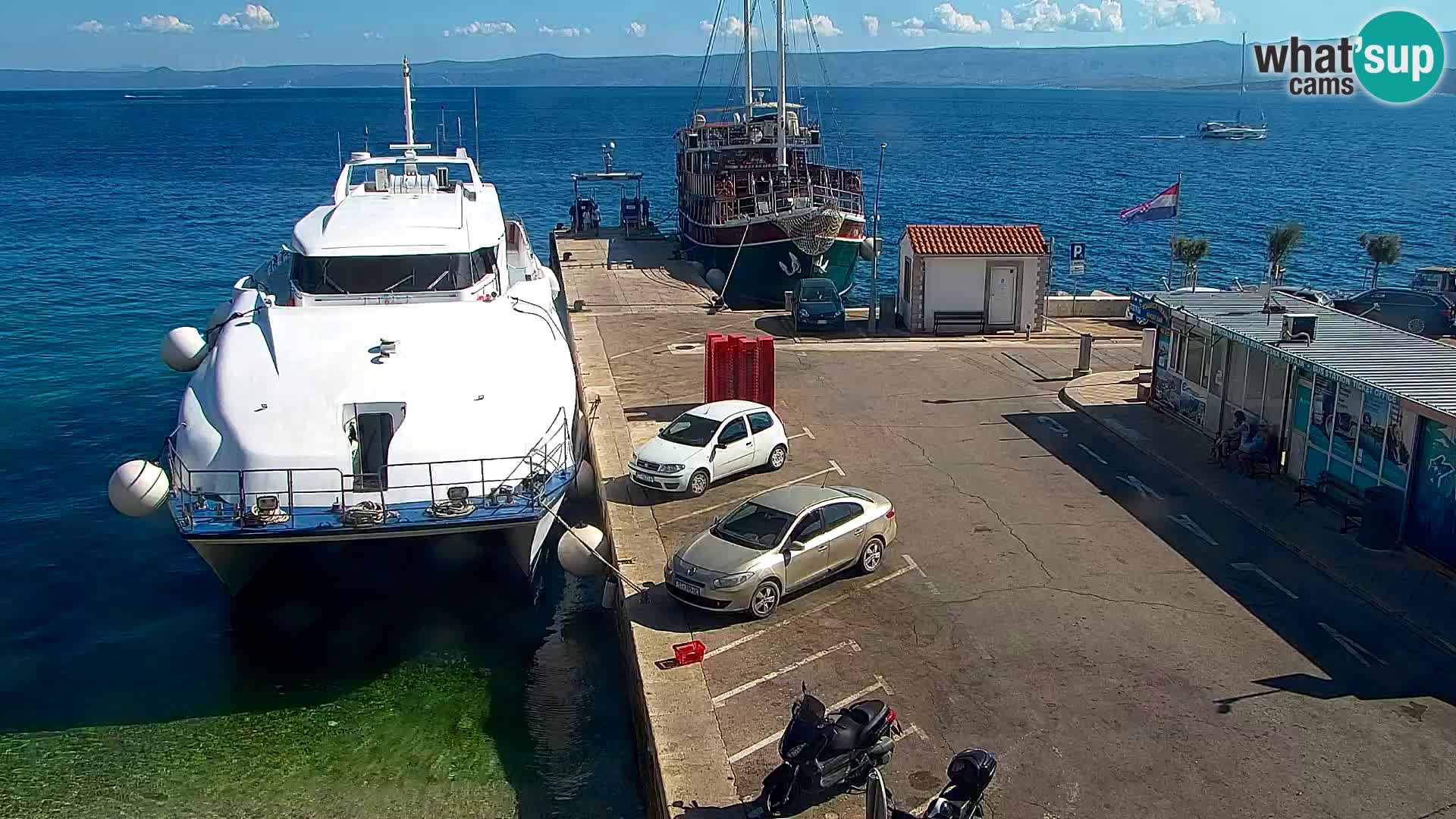 Web kamera Bol – Centar mjesta i marina | Pogled uživo