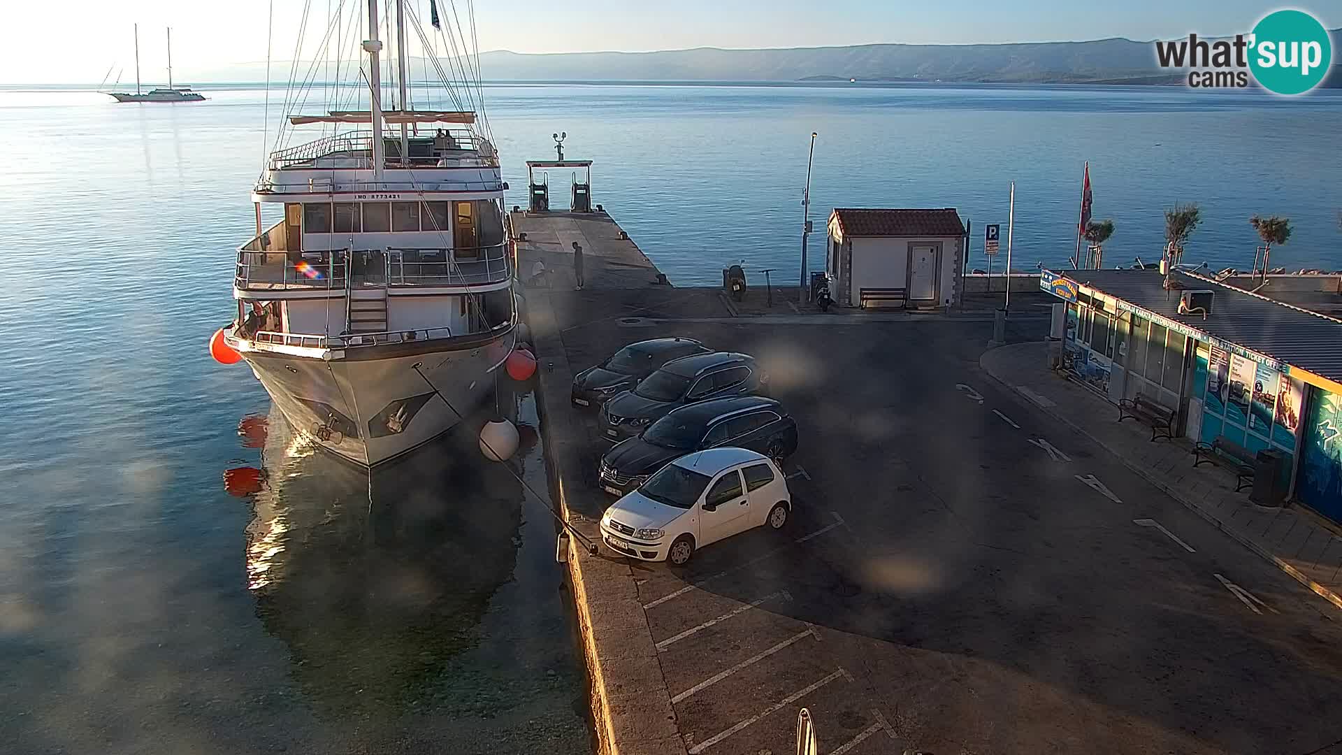 Webcam Bol Centro e Marina – Vista live dal porto di Bol