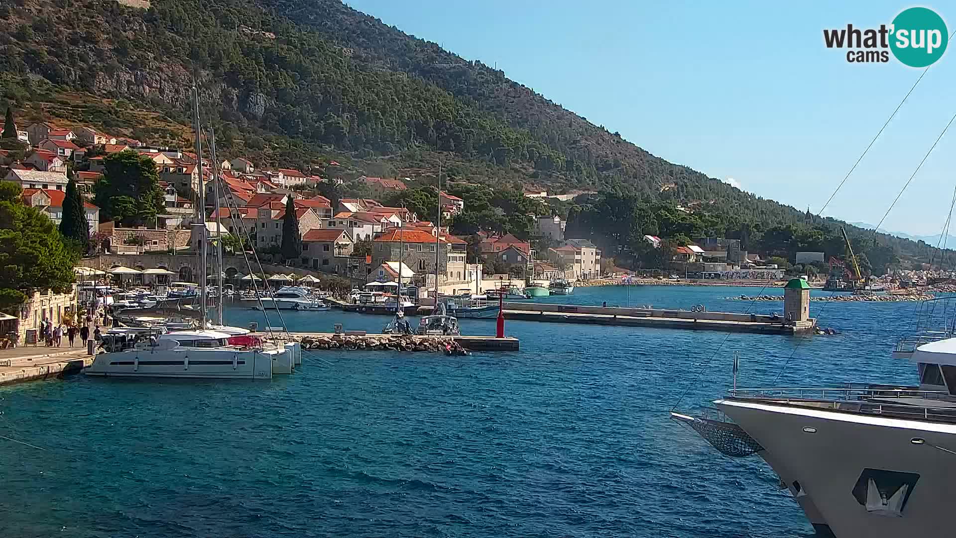 Webcam Bol Centro e Marina – Vista live dal porto di Bol