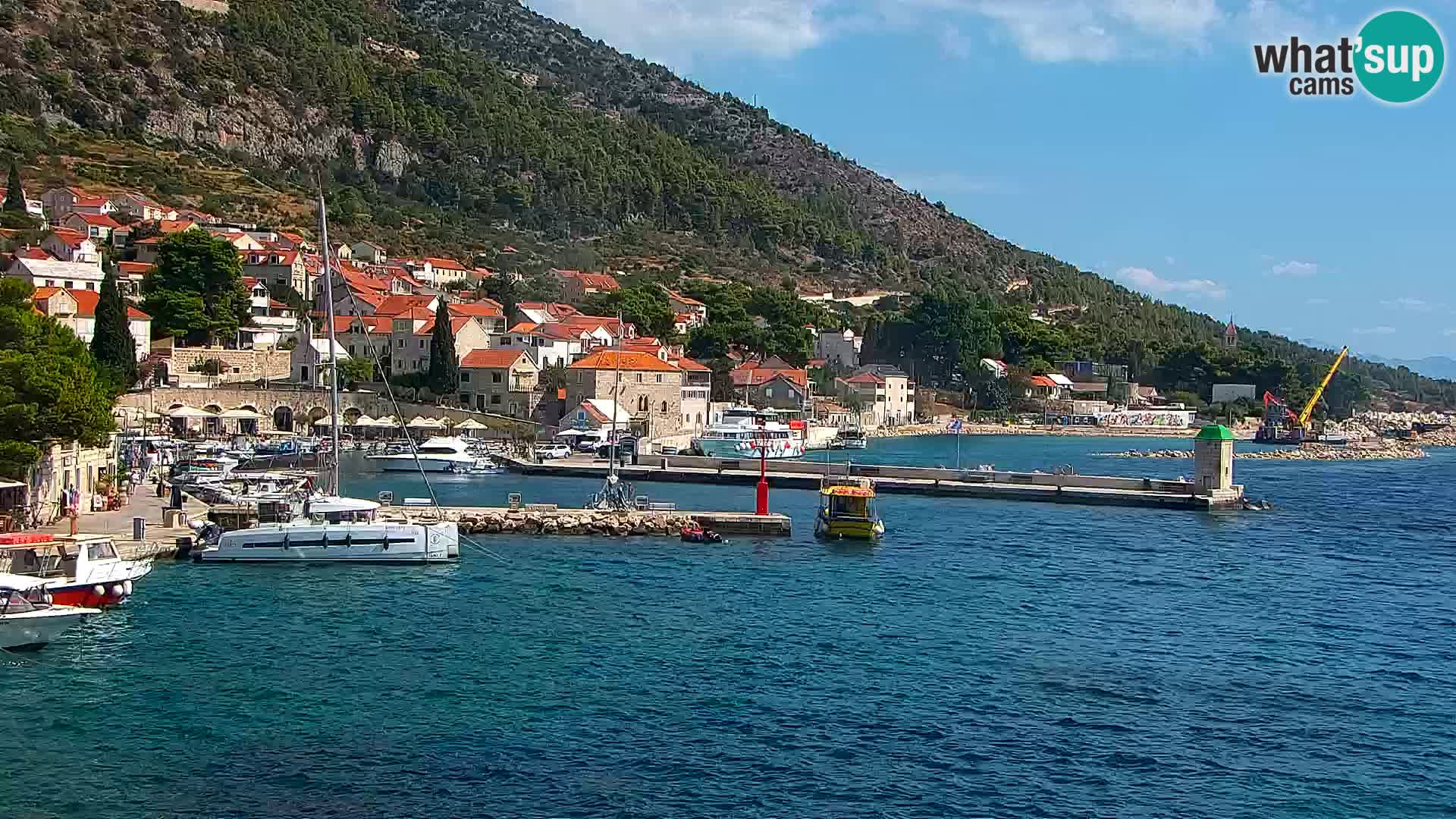 Spletna kamera Bol – Center mesta in marina v živo