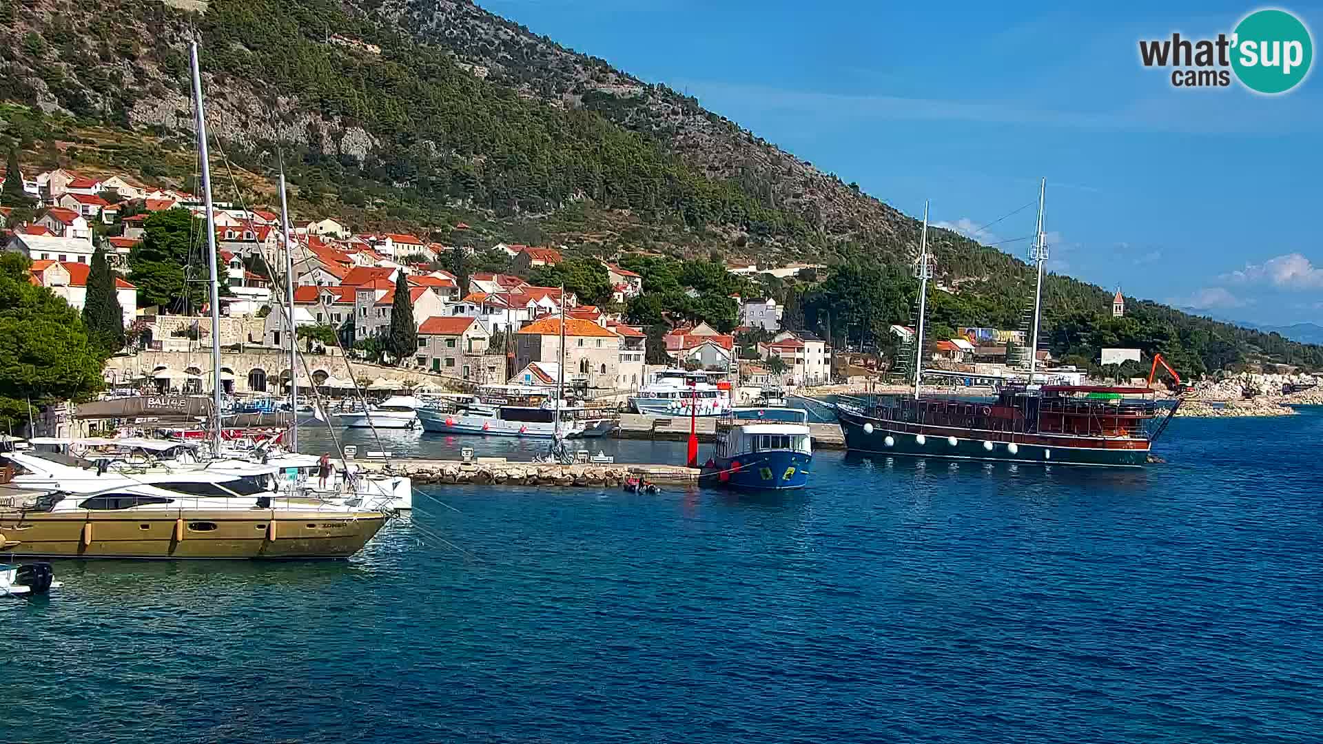 Web kamera Bol – Centar mjesta i marina | Pogled uživo