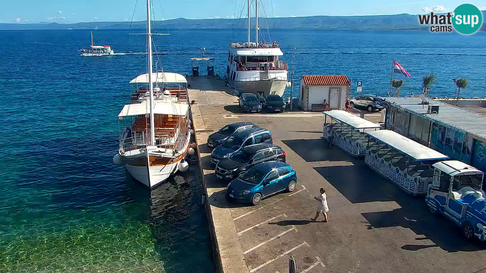 Web kamera Bol – Centar mjesta i marina | Pogled uživo