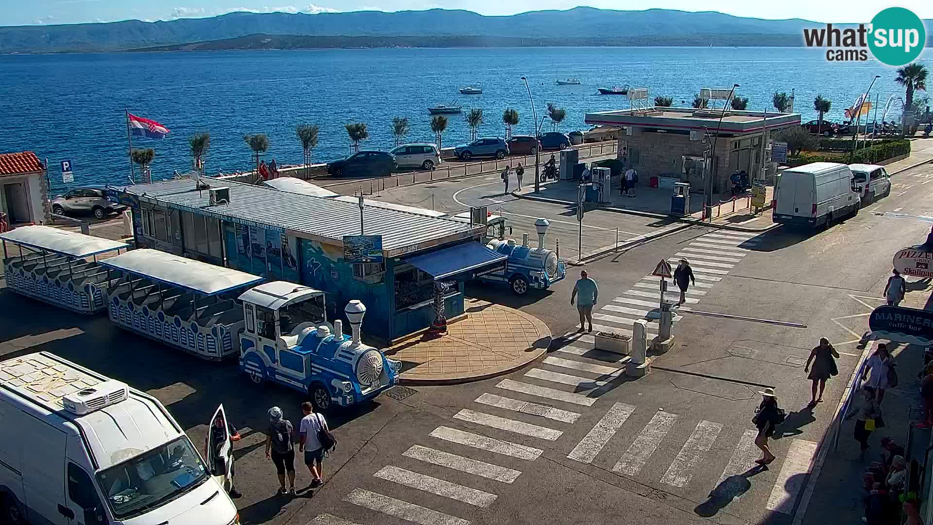 Spletna kamera Bol – Center mesta in marina v živo