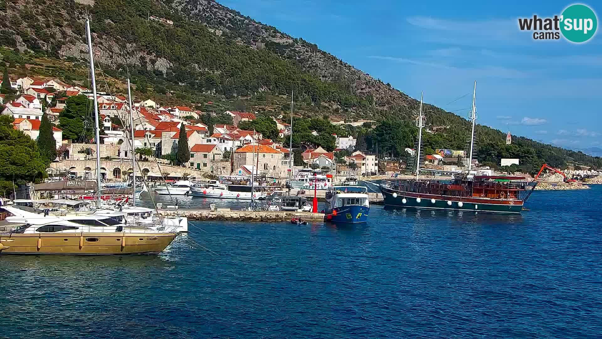 Spletna kamera Bol – Center mesta in marina v živo