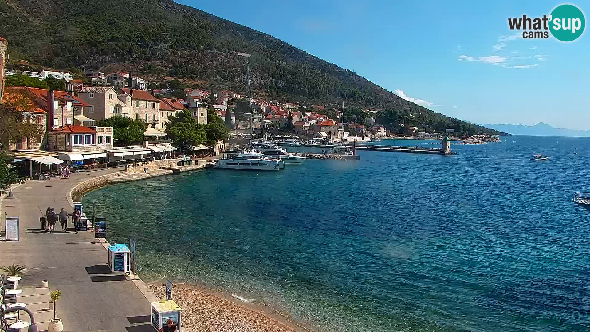 Spletna kamera Bol – Center mesta in marina v živo