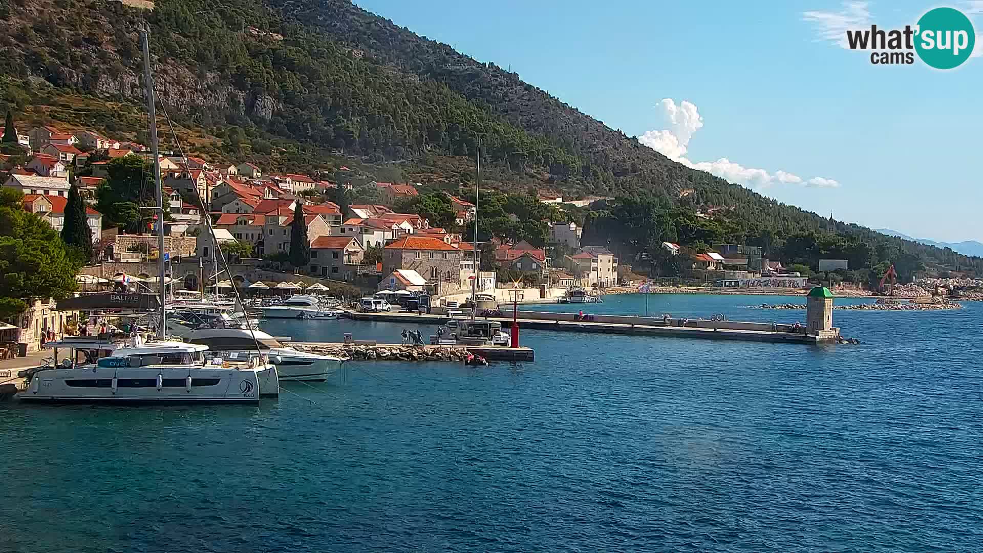 Spletna kamera Bol – Center mesta in marina v živo
