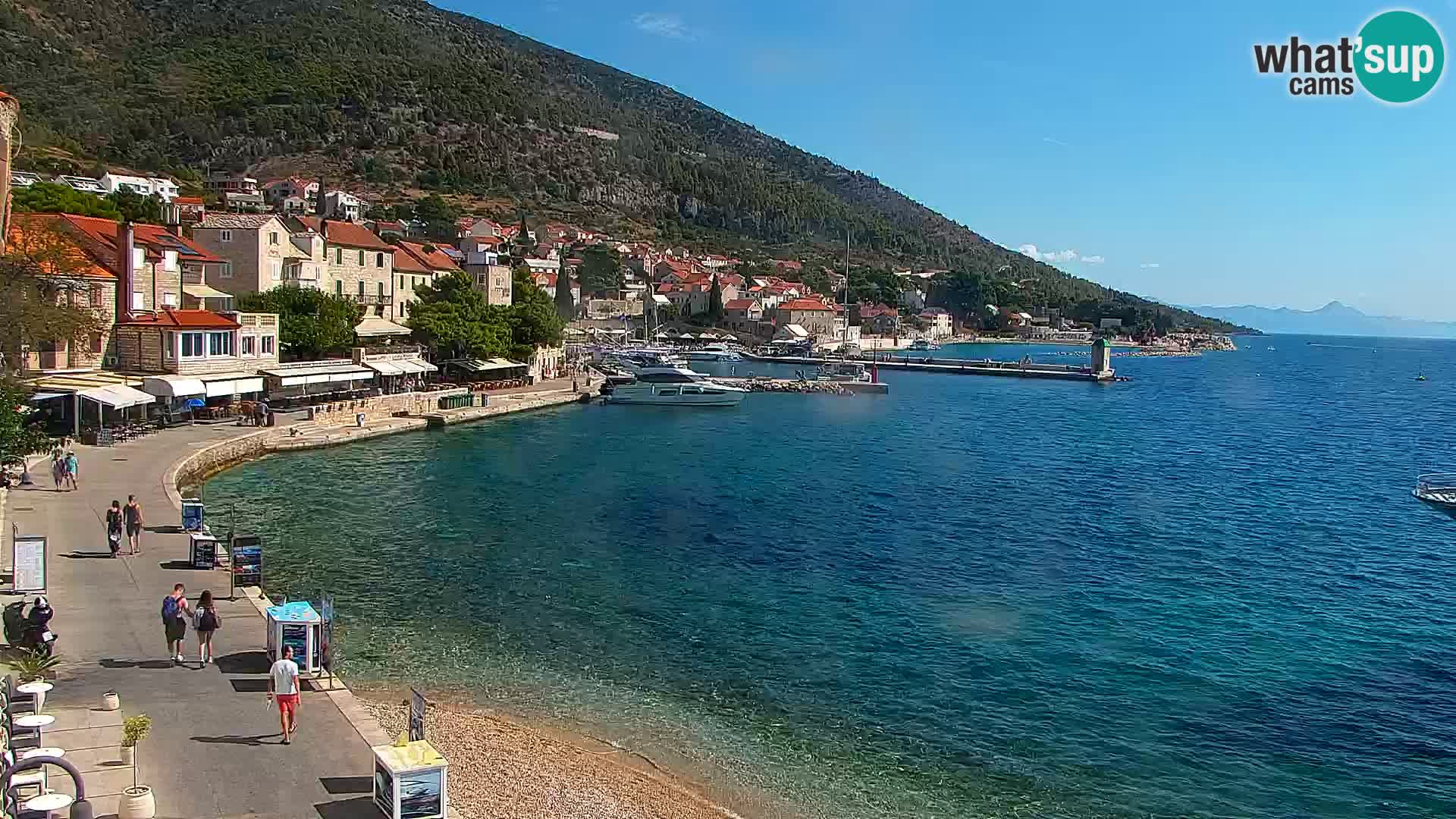 Spletna kamera Bol – Center mesta in marina v živo