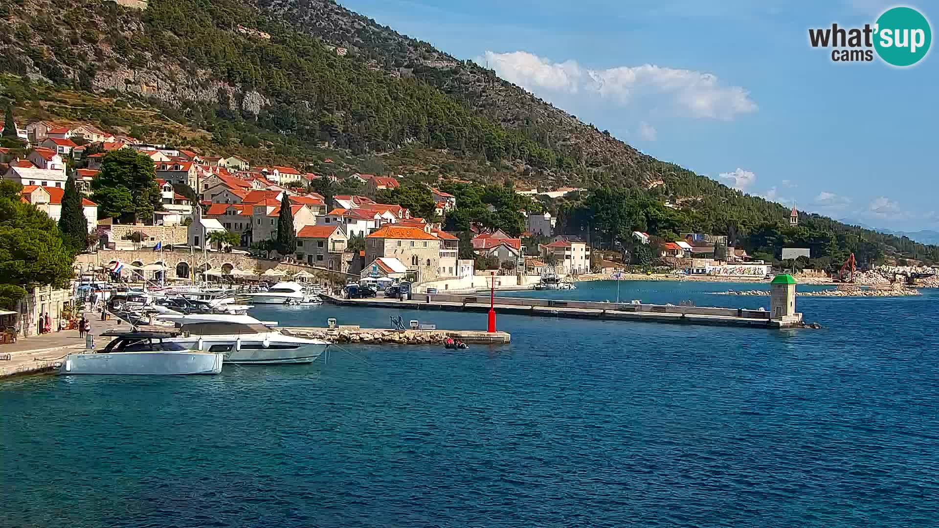 Web kamera Bol – Centar mjesta i marina | Pogled uživo